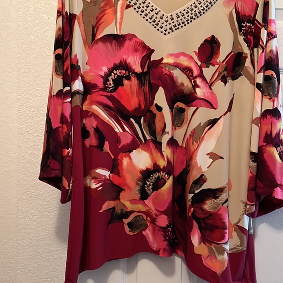 JM Collection Floral and Flirty Top - Picture 5 of 8